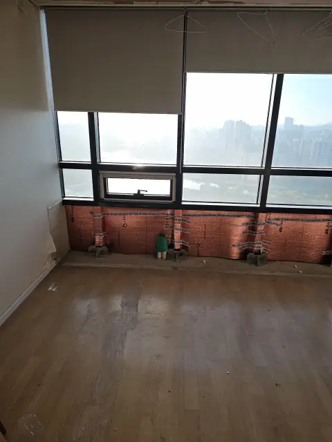 목공업체 시공 — 채광창 아래 벽체 단열작업 현장