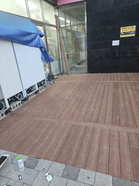 목공업체 시공 — 부식된 나무데크를 합성목으로 교체한 데크