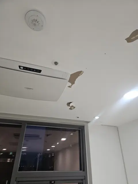 상가원상복구 — 천정 마감이 벗겨진 구간 점검
