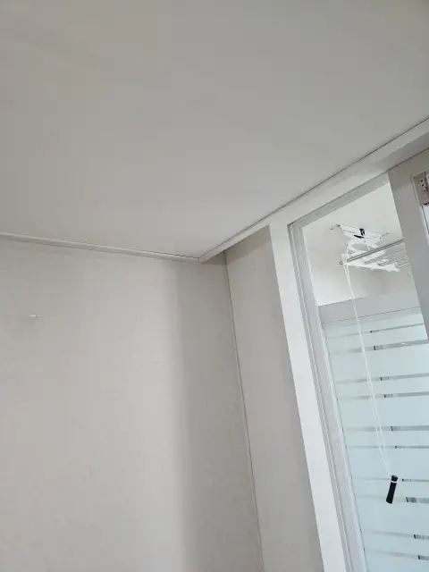 몰딩교체 — 문틀 위 천정과 벽 모서리 몰딩 상태