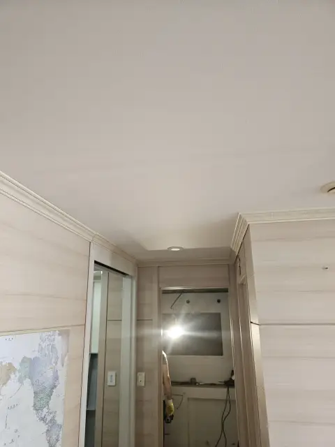 목공업체 시공 — 천정몰딩·걸레받이 교체 작업 현장